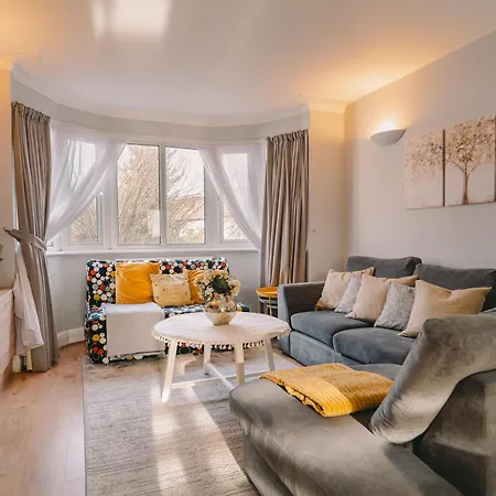 Modern Flat By The Underground. Apartamento
